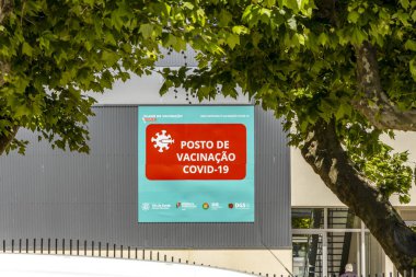 Vila do Conde, Portekiz - 4 Mayıs 2021: Kamu binasında Covid-19 Aşı Merkezi tabelası 