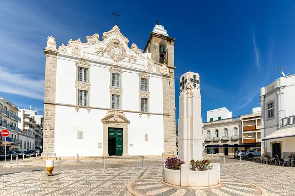 Torget Med Vit Gammal Kyrka Och Monument Olhao Algarve Portugal — Stockfoto