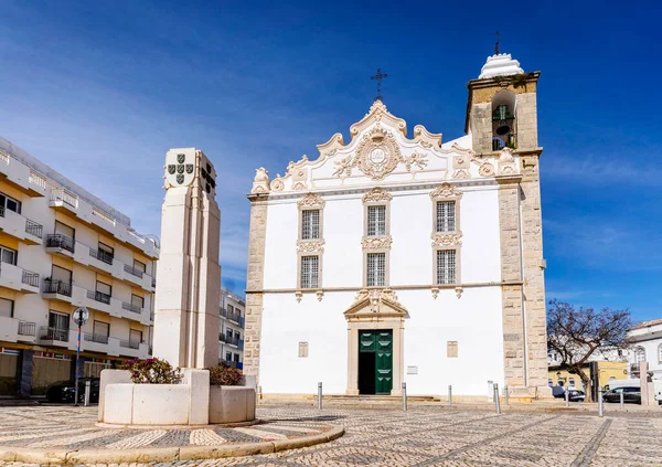 Torget Med Vit Gammal Kyrka Och Monument Olhao Algarve Portugal — Stockfoto