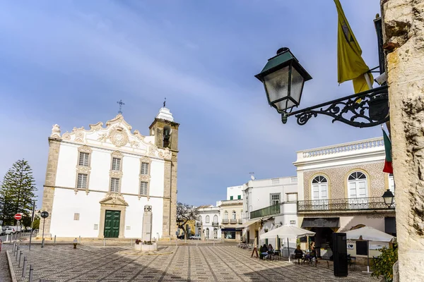 Torget Med Vit Gammal Kyrka Och Monument Olhao Algarve Portugal — Stockfoto