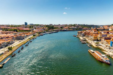 Porto ve Vila Nova de Gaia şehirleri ile Douro Nehri arasında, Portekiz 