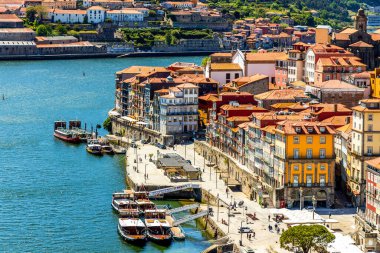 Portekiz 'in kuzeyindeki inanılmaz Porto şehrinin tarihi mimarisi.