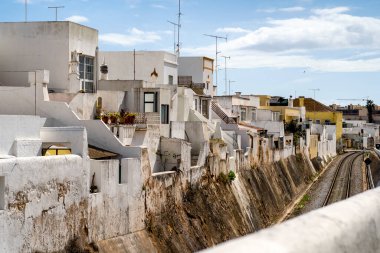 Kübist beyaz, Olhao, Algarve, Portekiz 'de demiryolu ile evleri yıkadı.