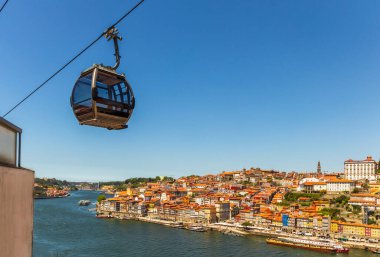 Vila Nova de Gaia 'da kablo araba. Arka planda Porto, Kuzey Bölgesi, Portekiz.