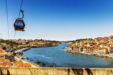 Vila Nova de Gaia 'da kablo araba. Arka planda Porto, Kuzey Bölgesi, Portekiz.