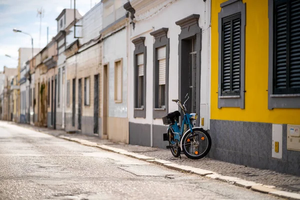 Вінтажний Мотоцикл Припаркований Біля Будинку Типового Рибалки Ольхао Алгарве Португалія — стокове фото