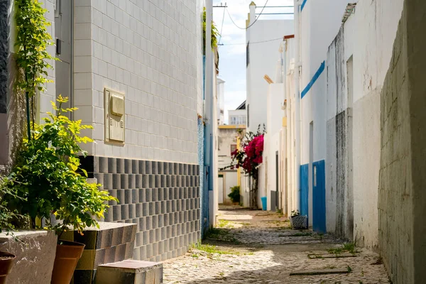 Beyaz Evleri Çiçekleri Olan Dar Sokaklar Olhao Algarve Portekiz — Stok fotoğraf