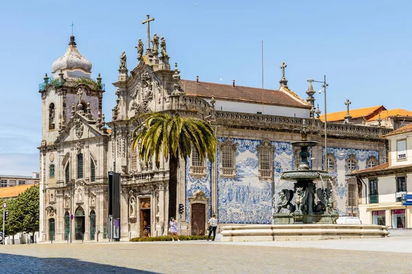 Lejonfontänen Och Carmo Kyrkan Portos Historiska Stadskärna Portugal — Stockfoto