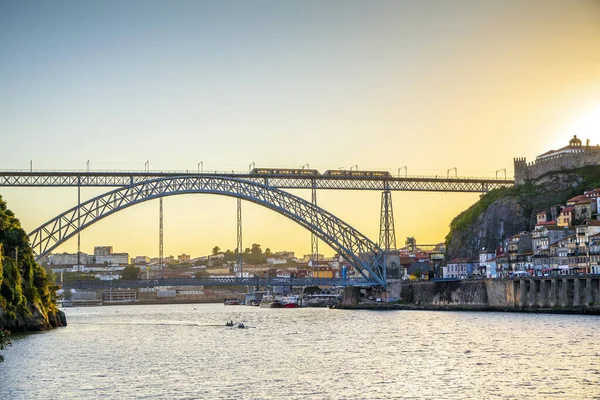 葡萄牙北部波尔图市景观 多罗河和著名的大桥在日落前交汇 — 图库照片