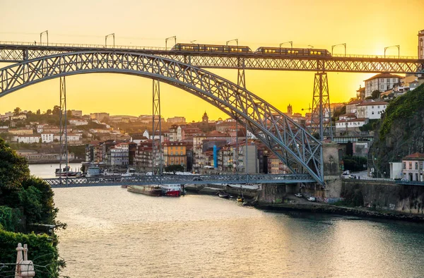 葡萄牙北部波尔图市景观 多罗河和著名的大桥在日落前交汇 — 图库照片