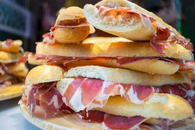 Jamon adında İspanyol jambonlu lezzetli sandviçler.