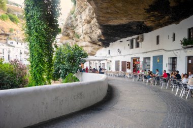 Setenil de las Bodegas, Endülüs, İspanya 'da kayanın altına beyaz evler inşa edildi.