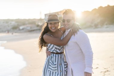 Genç çift Algarve, Portekiz 'de sahilde eğleniyor.