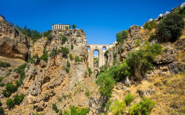 İspanya, Ronda 'nın iki bölümünü birbirine bağlayan tarihi Roma köprüsünün güzel manzarası
