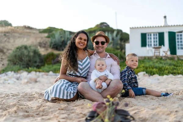 Семья Двумя Маленькими Мальчиками Сидящими Пляже Алгарве Португалия — стоковое фото