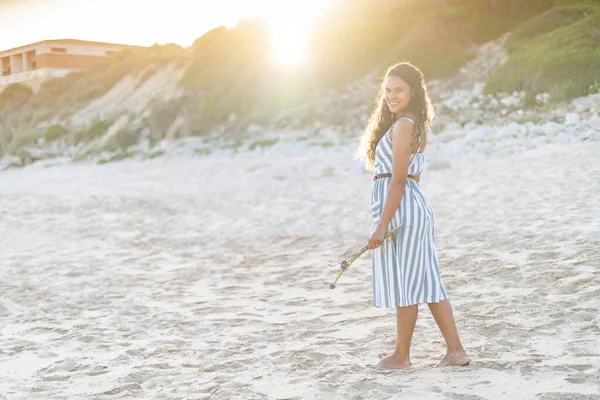 Porträt Einer Schönen Jungen Frau Strand Bei Sonnenuntergang Der Algarve — Stockfoto