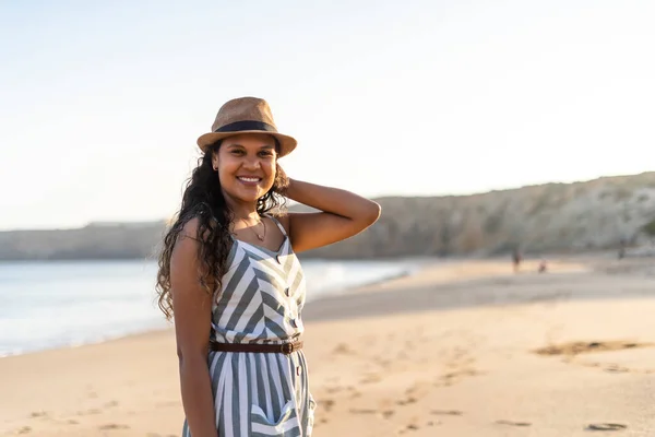 葡萄牙阿尔加维 一个美丽的年轻女子日落前在海滩上的画像 — 图库照片