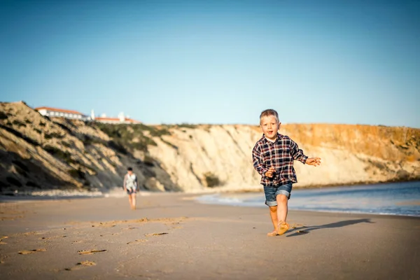 Маленький Мальчик Счастливо Бегает Пляжу Закате Алгарве Португалия — стоковое фото