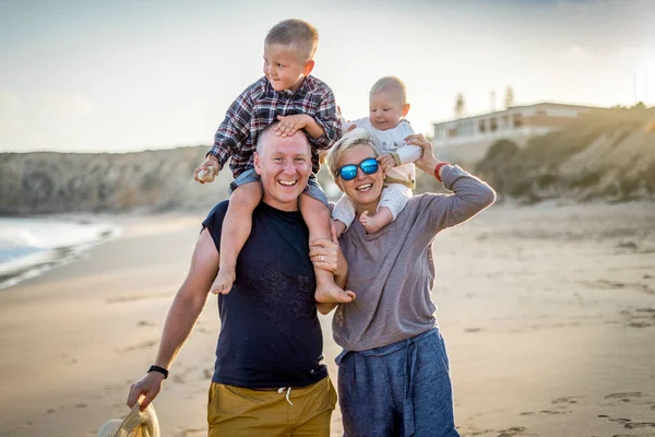 Famiglia Con Due Piccoli Ragazzi Che Divertono Sulla Spiaggia Algarve — Foto Stock