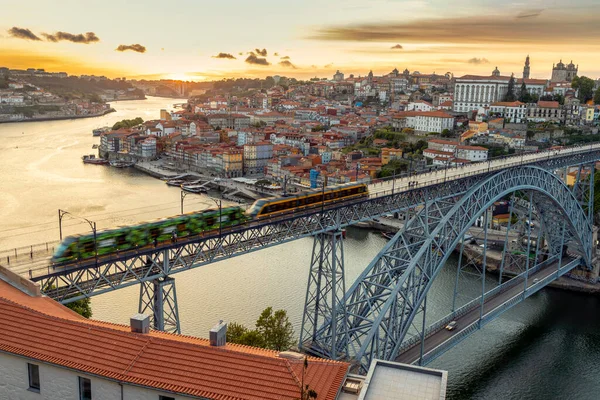 Скайлайн Исторического Города Порту Знаменитым Мостом Закате Португалия — стоковое фото