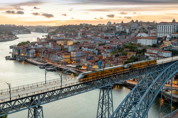 Скайлайн Исторического Города Порту Знаменитым Мостом Закате Португалия — стоковое фото