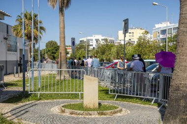 Olhao, Portekiz - 30 Haziran 2021: Covid-19 aşısı için sırada bekleyen birçok kişi Aşı Merkezi önünde