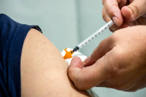 一名接种Covid 19疫苗的男子的手臂近视 — 图库照片