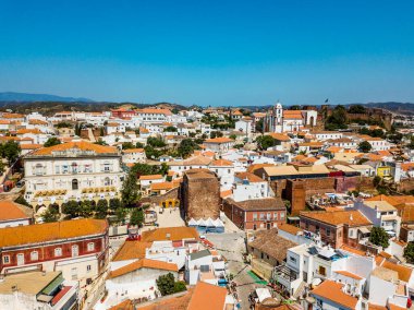Fas şatosu ve tarihi katedrali Algarve, Portekiz Silves 'in havadan görünüşü