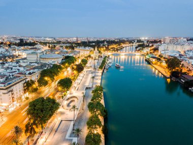 Akşama kadar Seville 'deki nehrin tarihi kısmının havadan görünüşü, İspanya