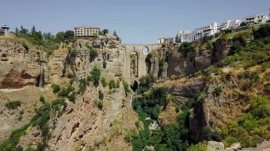 İspanya, Endülüs 'ün Ronda kentindeki güzel vadi, köprü ve mimari
