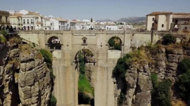 İspanya, Endülüs 'ün Ronda kasabasında güzel bir vadi, köprü ve mimari.