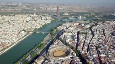 İspanya, Endülüs, Sevilla 'daki Torre' ye karşı Real Maestranza de Caballera 'nın hava görüntüsü