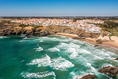 Zambujeira do Mar 'ın havadan görünüşü - Portekiz' in Alentejo kentindeki Atlantik Okyanusu kıyısındaki uçurumlardaki büyüleyici kasaba