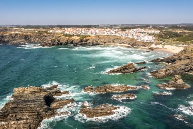 Zambujeira do Mar 'ın havadan görünüşü - Portekiz' in Alentejo kentindeki Atlantik Okyanusu kıyısındaki uçurumlardaki büyüleyici kasaba