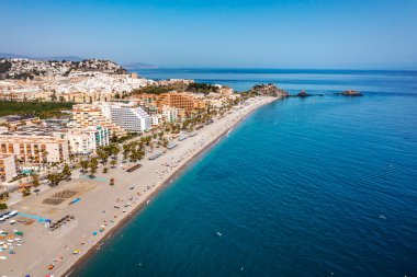 Akdeniz, Endülüs, İspanya 'nın Almunecar' daki turistik kıyı manzarası 