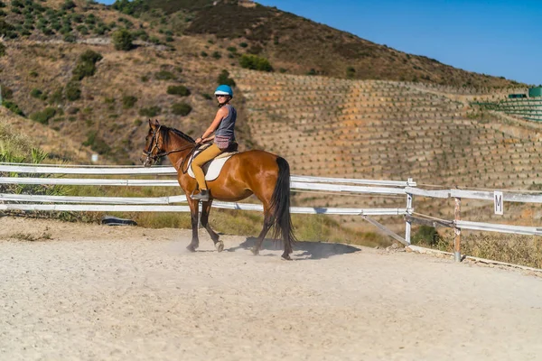 Young Woman Horse Riding Ranch Mountains — Stock Photo, Image