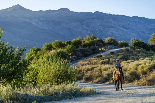 Jeune Femme Appréciant Équitation Dans Nature Montagneuse Andalousie Espagne — Photo