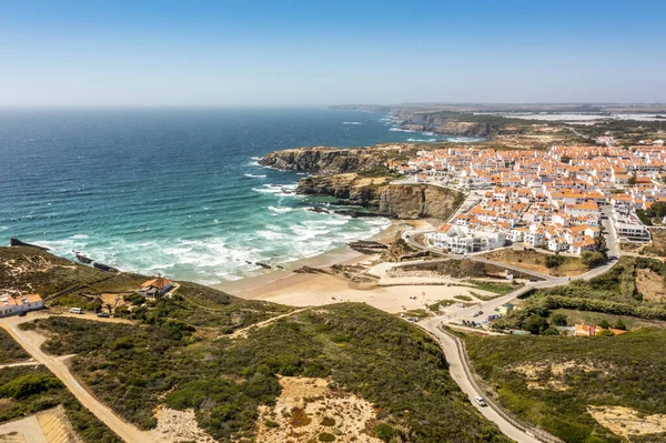 赞布吉拉多 马利亚尔的空中景观 葡萄牙阿连特霍市大西洋沿岸悬崖上迷人的小镇 — 图库照片