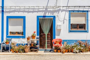 Alentejo, Zambujeira do Mar, Portekiz 'deki evin önündeki şehir bahçeli geleneksel Portekiz evi.
