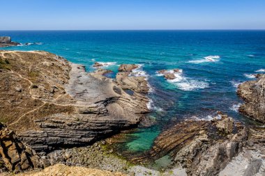 Güzel manzara ve deniz manzarası Zambujeira Do Mar, Vicentina Sahili Doğal Parkı, Alentejo, Portekiz
