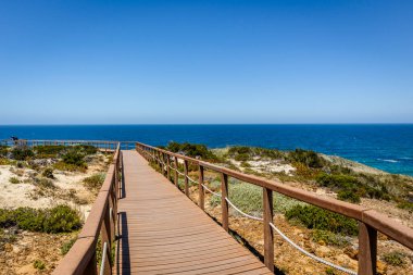 Zambujeira Do Mar 'daki Atlantik Okyanusu kıyısındaki tahta geçitler, Vicentina Sahil Doğal Parkı, Alentejo, Portekiz