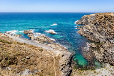 Güzel manzara ve deniz manzarası Zambujeira Do Mar, Vicentina Sahili Doğal Parkı, Alentejo, Portekiz
