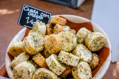 Portekiz 'de pazarda kekik peynirli taze keçi peyniri 1,40 Euro' ya satıldı.