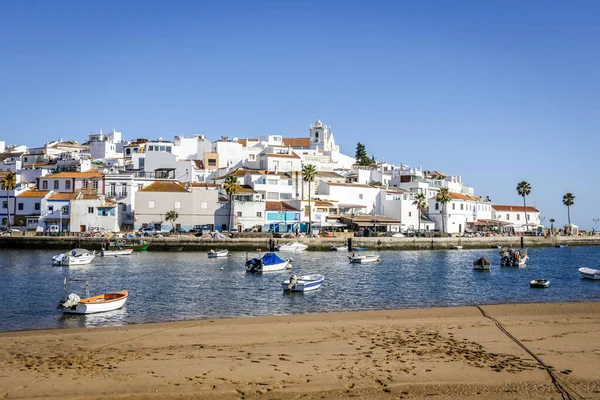 Krajobraz Miasta Ferragudo Wybieloną Architekturą Łodziami Pierwszym Planie Algarve Portugalia — Zdjęcie stockowe