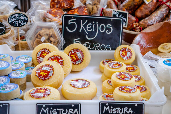 Замбужду-ду-Мар, Португалия - 28 июня 2021 года: Муниципальный рынок с местными продуктами, такими как сыры, мясо и т.д.