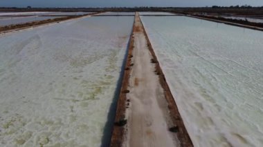 Faro, Algarve, Portekiz 'deki tuzlu göletlerin havadan görünüşü