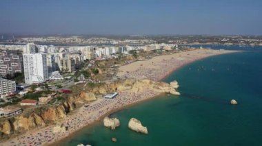 Günbatımında Portimao, Algarve, Portekiz 'de tatil beldesi ve sahil manzarası