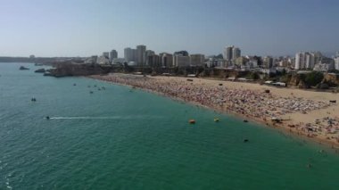 Portimao, Algarve, Portekiz 'deki geniş ve kalabalık Rocha plajının hava manzarası.