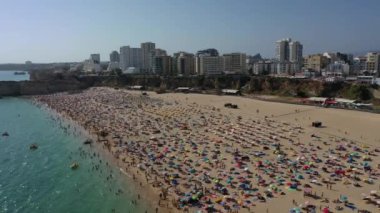 Portimao, Algarve, Portekiz 'deki geniş ve kalabalık Rocha plajının hava manzarası.