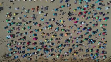 Popüler bir turizm beldesi olan Portimao, Algarve, Portekiz 'deki kalabalık kumsal manzarası